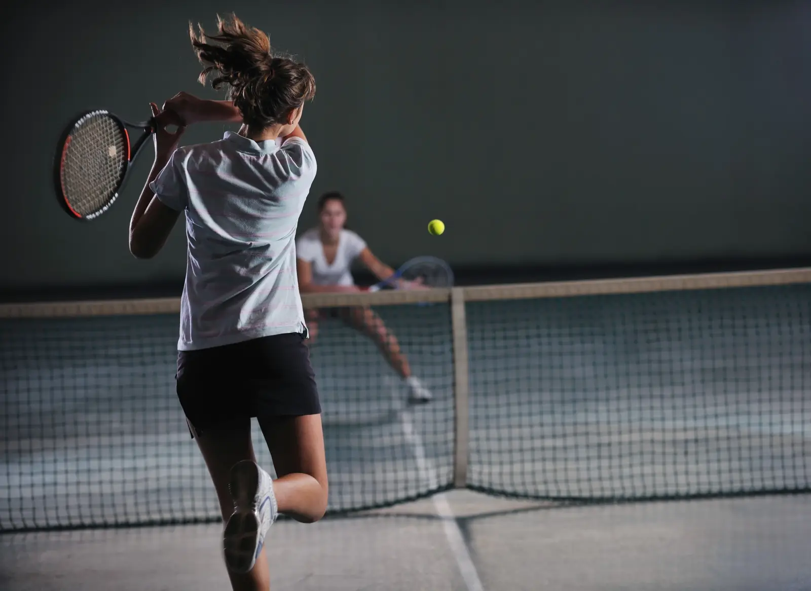 Tennisspielerin in der Halle beim Schlag