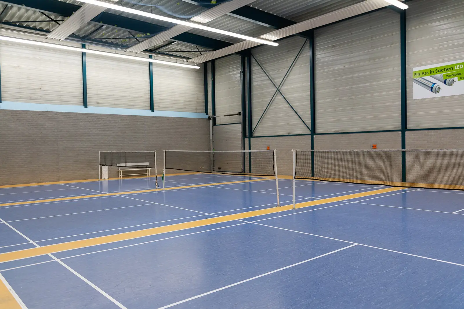 Badmintonfelder mit gelben Laufwegen
