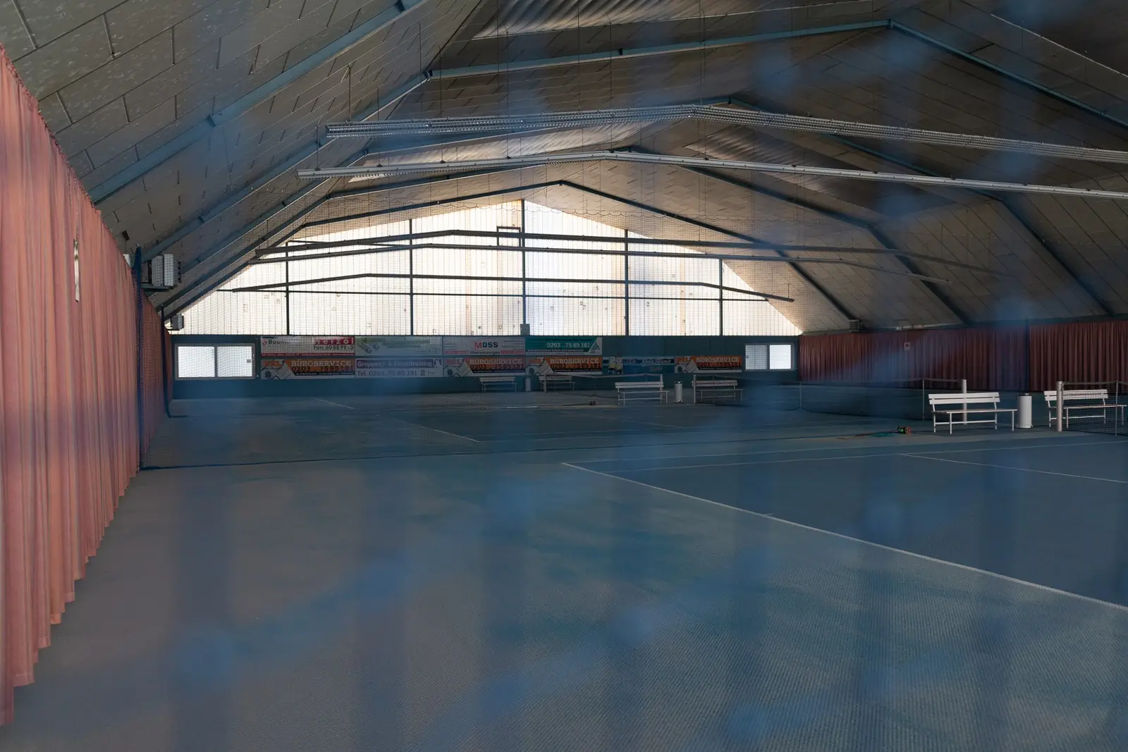 Blick durch die Tennishalle