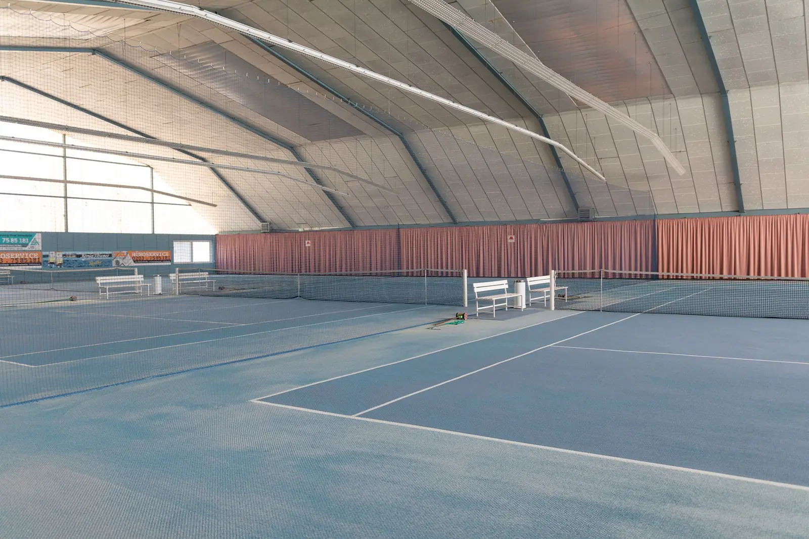 Tennisplätze mit Bänken am Rand