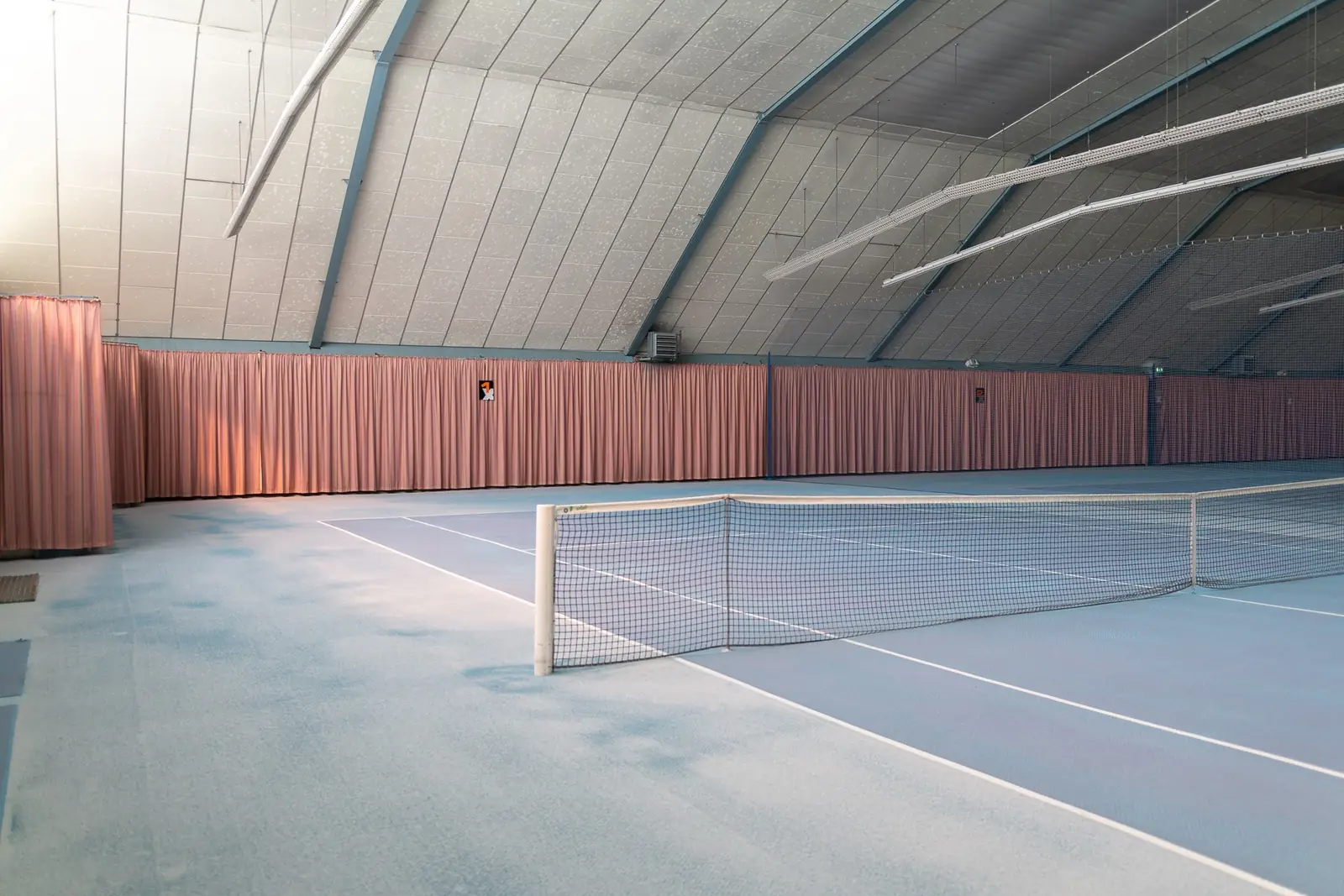 Tennisplatz mit Netz in der Halle