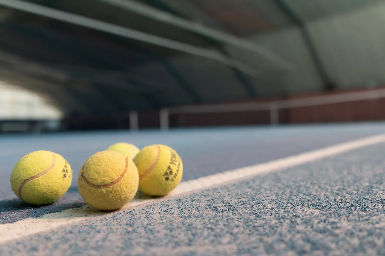 Drei Tennisbälle an der Linie