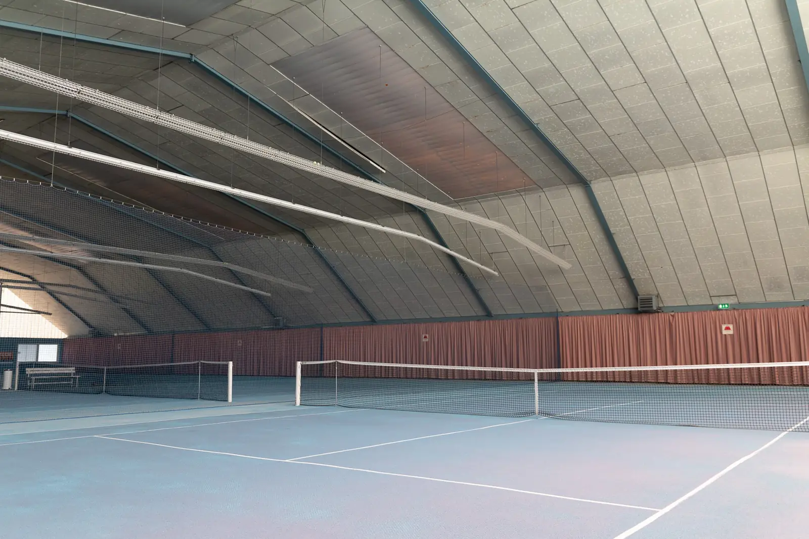 Tennishalle mit mehreren Plätzen
